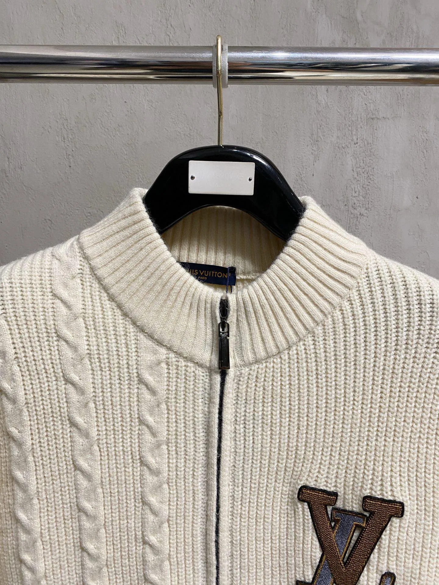 🅿️560 【LV Louis Vuitton】Autumn and winter classic cardigan sweater, in full condition! ! ! Wool blended fabric, the latest model in 2025, golden ratio! ! Slim-fitting soft gold, versatile and practical item, the combination and practicality are extremely powerful, simple and elegant, and classy! To create your own style, it is highly recommended to buy it in two colors. The standard slim fit tailoring process is suitable for both young and old men. It is knitted from wool and will not cause any discomfort! While keeping warm, it is stylish, textured and wearable, and the classic logo with contrasting colors on the chest feels in place! ! Recommended for regular customers! ! Size M-3XL (maximum wear: 190 pounds)